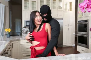 Cô ấy đang nói chuyện điện thoại trong khi làm điều đó, và cô ấy đang ở trong khách sạn với chồng mình, thật thú vị