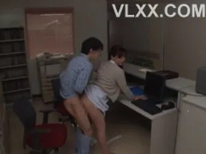 Con đĩ quyến rũ cạo lông mu và phục vụ anh trai lớn của mình, để lộ khuôn mặt và mở háng bằng tất đen và thổi kèn cho một con cặc lớn