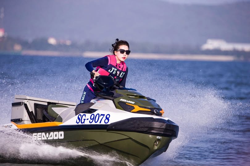 Tôi cọ xát cái lồn ướt của tôi gần hơn
